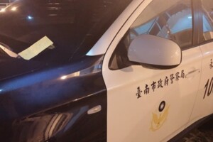 警車前擋刷夾2000元要給「劉三榮」善心人觸動台南警悲傷與淚水