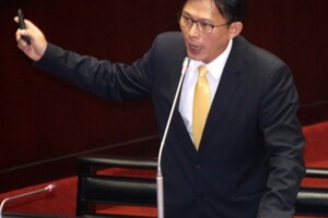 黃國昌辦公室驚傳連環飆罵聲　助理咆哮官員「你給我站著」  