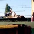 這位少女爬上滿是電線的火車頂只為拍出「最強自拍照」的同時，路人也拍下了她的死亡一幕。
