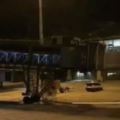 【視頻】他在泰國機場驚見沒連飛機的空橋「出現大批遊客飄出」，拍下影片證明讓大家感覺毛毛的！
