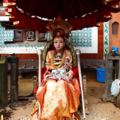尼泊爾一位7歲女童，被選中為印度教女神卡莉的化身，她雙足不能碰地，也無法與家人見面而且只要一生病就會被。。。