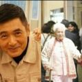 周潤發日常曝光！「陪97歲媽媽吃飯散步」一家和睦　重視親情「每周安排聚會」