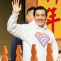 馬英九穿平安潮Ｔ走春　民眾大排長龍搶合照