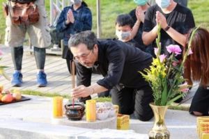 謝金燕為何決定放下恩怨「現身送爸爸最後一程」？謝順福情緒激動說：「入殮前就發現她在門口...」