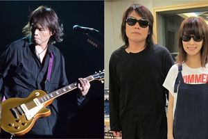 大他五歲的老婆曝光！膝下無子走過26個年頭，低調的伍佰提到老婆總是「這樣」說她...