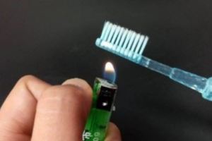 她用打火機輕輕燒了舊牙刷「就出現超實用變化」，以前都把舊牙刷丟掉現在回想真的太後悔！