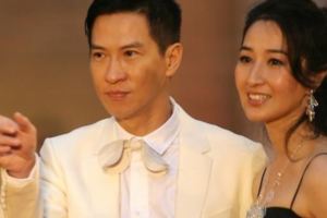 50歲張家輝攜全家購物近照，妻子素顏溫婉隨和，女兒漂亮很像媽