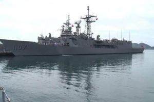 海軍執行卸彈飛彈竟滑落甲板