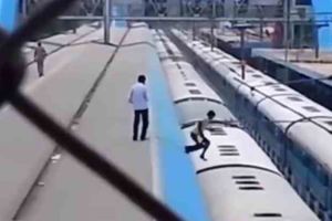 印度一位年輕人執意跳上火車頂玩被拍下被電擊燒焦可怕瞬間！