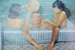50年前《時代雜誌》這張「入浴照」嚴重觸怒蔣中正，而它背後正是課本從不敢提的「精援歷史」…