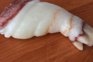 男子釣魚時意外發現一個「奇怪的豬蹄」，沒想到洗乾淨之後才發現讓他賺翻啦！