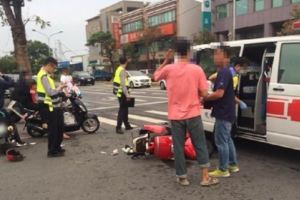 疑邊騎車邊喝酒！離譜媽載2歲兒竟醉倒自摔趴地不起