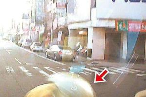 女騎士未禮讓救護車遭撞飛10米命危