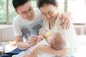新手爸怒轟月子中心「抱小孩收150元」根本搶錢！專家出面反擊：「是為了你的小孩！」