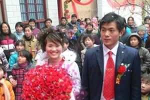 老實員工回老家結婚，婚禮收到老闆一個快遞，打開一看全村羨慕！