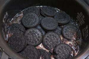 實測「OREO＋白飯」！全部丟進電鍋煮40分鐘　日本網友吃一口都狂推(附影)