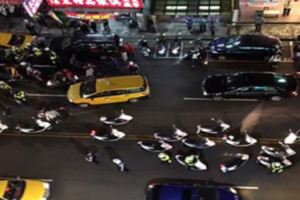 男子在三重「抱孫女過馬路」被機車擦撞，竟出現上百人「圍毆騎士」！原來被撞男子是....