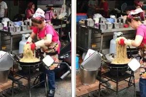 這就是古早味？老店姨戴清潔手套炒麵,有人要吃嗎？