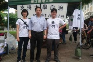管中閔現身台大感謝師生力挺 到場簽「爺們T」 