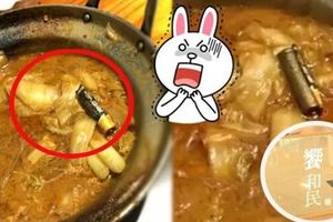 傻眼，火鍋底加料　竟撈出一整顆電池