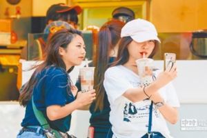 湯匙喝珍奶可行？張麗善實測結果讓網友很傻眼