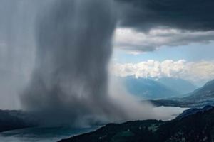 壯觀！驚人雨瀑移動全都錄倒灌瞬間讓人震撼
