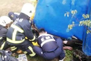 阿裡山雨中連環撞車禍駕駛魂斷鐵牛車下