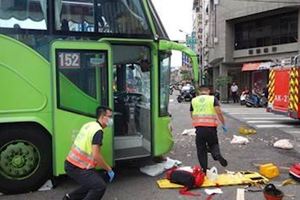 騎士趕送肉闖紅燈撞公車捲車底送命