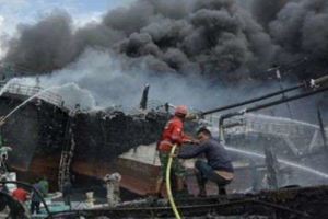 峇裡島港口爆大火船員險遭火海吞噬