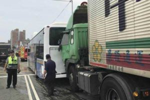 奪命長下坡大車追撞快車道外線癱瘓1小時