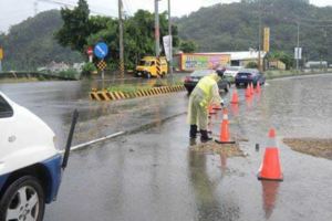 橫山暴雨致淹水路面成水國