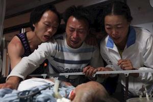 爸媽哭喊著孩子，19個月大不慎落入沙坑死了，最後捐獻了她的器官