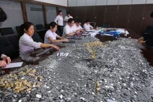 男子帶10萬硬幣去銀行，結果數完少20元，男子的話讓銀行慌了！