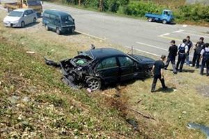 賓士車車速過快閃避不及　撞飛修車師傅慘死河堤上