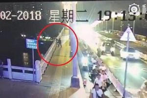 賞美景卻被陌生男強抱「扔下橋」女嚇壞：我不認識他