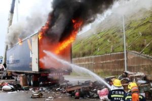 快遞貨車高速上起火數百快件「葬身火海」