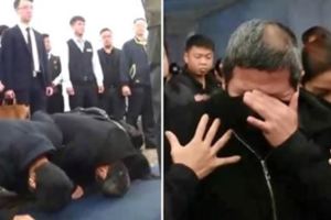 不會怪你！普悠瑪司機現場「下跪淚崩道歉」不斷磕頭　受難家屬攙扶安慰：「其實我們很幸運」
