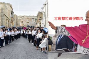 大主教坐敞篷保時捷排場超浮誇！小孩「徒手人力拉車」網暴怒…淡定神回：大家都很開心