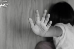 狠母抓頭撞衣櫃＋拿尖物刺腳底 2歲女童被虐成植物人