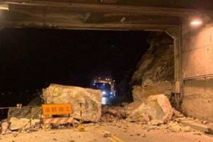 蘇花公路土石崩落巨大落石阻通行