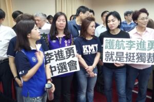 影／藍委擋門不讓李進勇入內 綠委打開窗戶爬進去