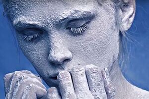 少女倒雪地變冰雕！解凍後竟起死回生