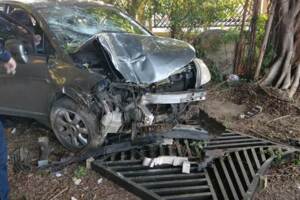 汽車飄出K味！北市兩男拒檢駕車撞上校牆 警查獲毒品送辦