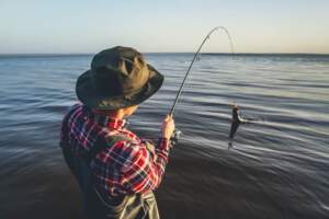 大叔悠閒釣魚突棄桿急逃命下秒驚險躲過死神攻擊