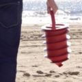 他把「沒人懂能幹嘛」的紅色東西轉進沙灘底下，接著下一個動作就讓大家以後去沙灘都會帶著它！