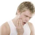 男子強忍牙痛不就醫，下頜骨潰爛成「蜂窩」！這個壞習慣千萬不能有！