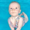 13個學習游泳時在水裡被攝影師精準拍下最萌一刻的小寶寶。