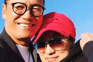 60歲苗僑偉與56歲妻子：拍撞車戲不用替身，結婚多年恩愛如初