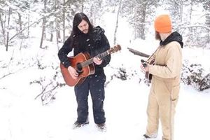 他們在雪地唱著歌時，右邊的男子突然發現背後有東西靠近…這是用生命在表演啊！