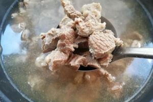 女性貧血怎麼補？用番茄和牛肉燉一鍋「補血湯」，補氣血，滋容顏